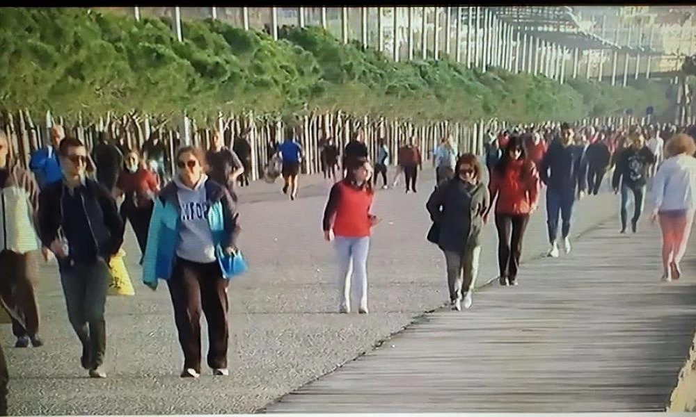 «Χαλαρά» για... τρέξιμο με τον καφέ στο χέρι στην παραλία Θεσσαλονίκης!